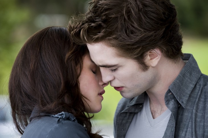 Bella y Edward se besan