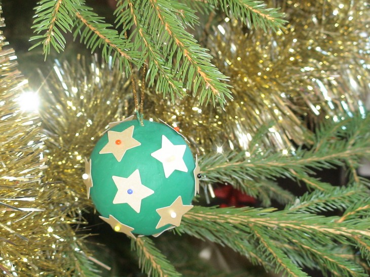 सितारों के साथ क्रिसमस गेंदें