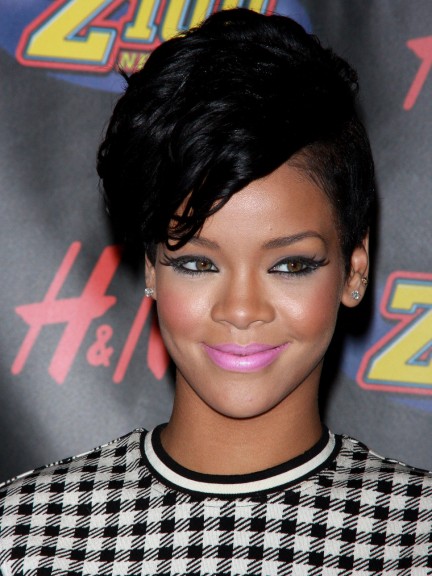 Rihanna cheveux coiffure style