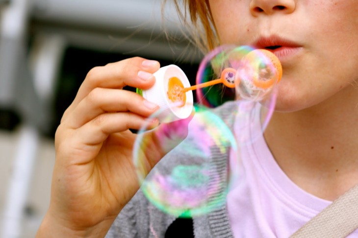 Juego infantil de pompas de jabón.