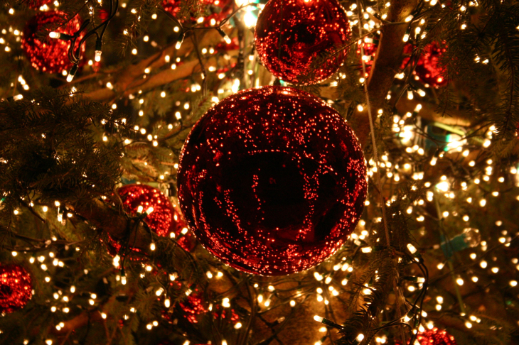 लाल क्रिसमस गेंद