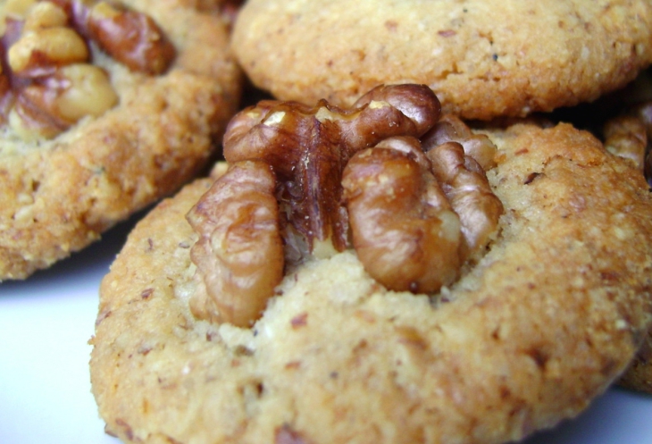 Small walnut cookies