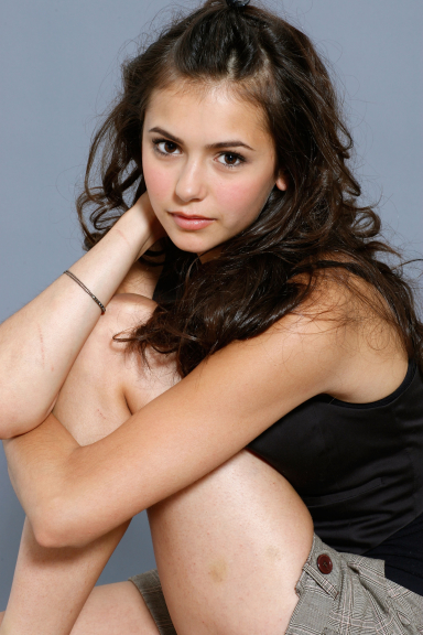 Nina Dobrev joven