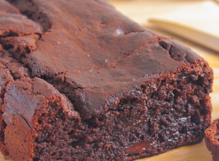 Bolo de chocolate com fondant de banana