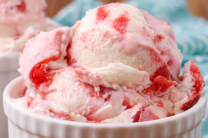 Boules de glace à la vanille et fraise