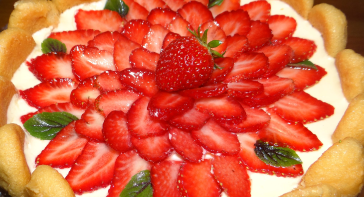 Charlotte aux fraises et basilic