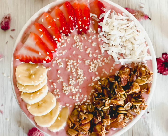 Smoothiebowl met banaan en aardbei