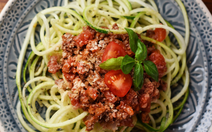 Zucchini og tomat spaghetti