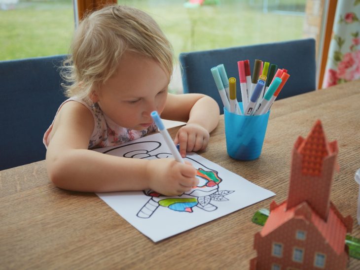 Un enfant faisant du coloriage