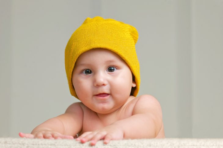 Baby met een gele hoed