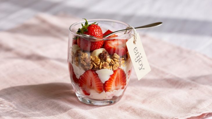 une jolie verrine aux fraises et au yaourt, prête à être dégustée une jolie verrine aux fraises et au yaourt, prête à être dégustée